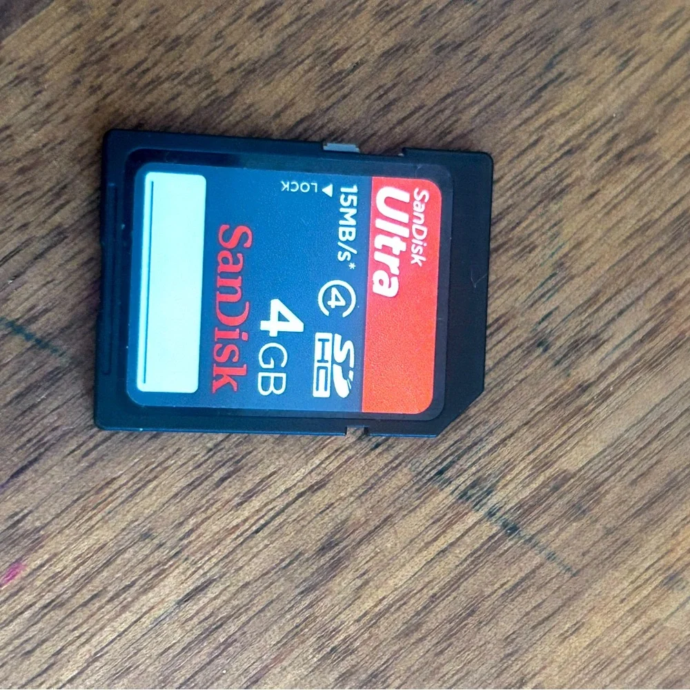 Andis Ultra 4GB SDHC Memory Card - Black and Red
